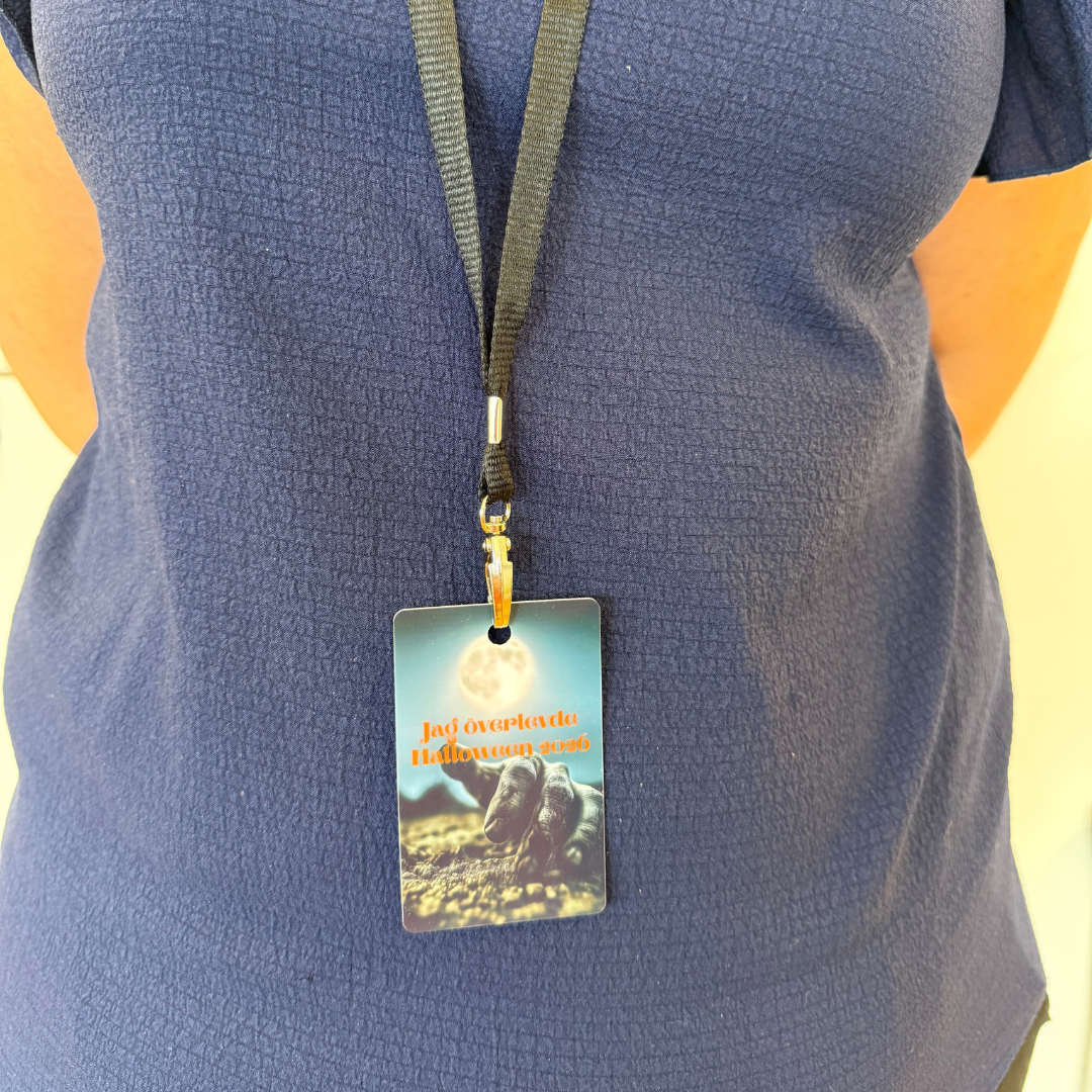 Jag har överlevt Halloween 2026 – Hänge i plast med lanyard