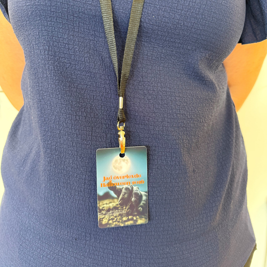 Jag har överlevt Halloween 2026 – Hänge i plast med lanyard