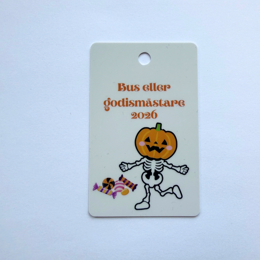 Bus eller godis-mästare 2026 – Halloweenhänge med lanyard