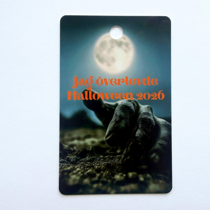 Jag har överlevt Halloween 2026 – Hänge i plast med lanyard